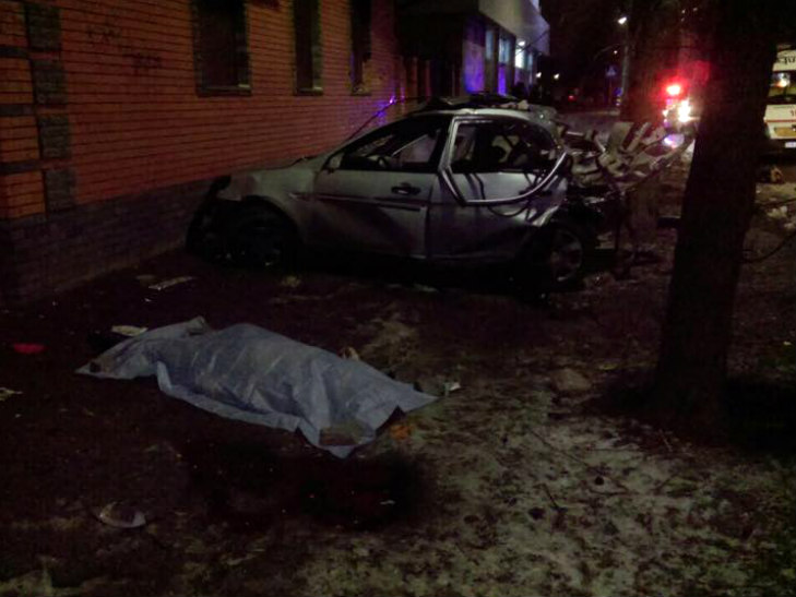 У Черкасах автівка протаранила стовп та будинок: водій та пасажир загинули - фото 3