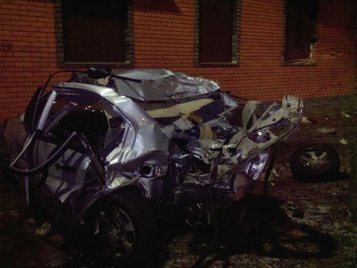 У Черкасах автівка протаранила стовп та будинок: водій та пасажир загинули - фото 1