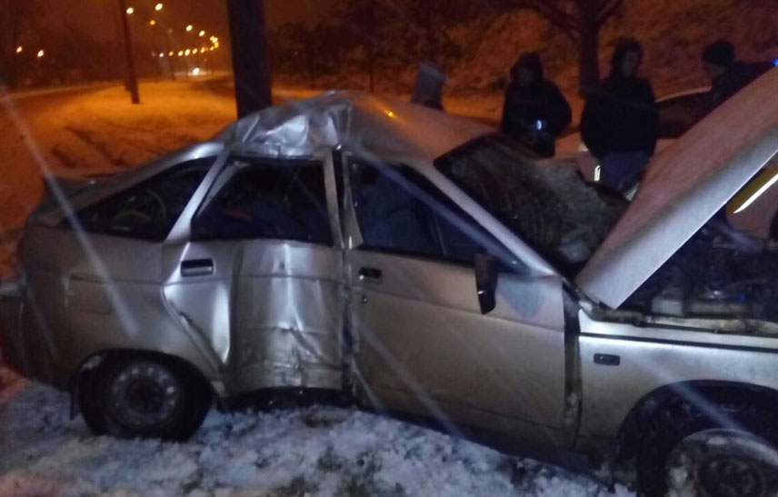 У Запоріжжі водій розтрощив своє авто через слизьку дорогу - фото 1