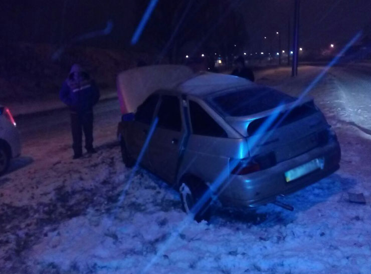 У Запоріжжі водій розтрощив своє авто через слизьку дорогу - фото 2