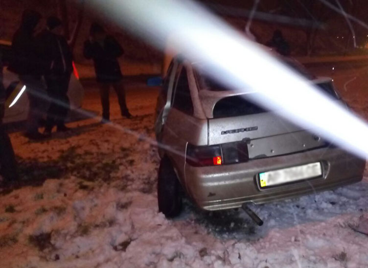 У Запоріжжі водій розтрощив своє авто через слизьку дорогу - фото 3