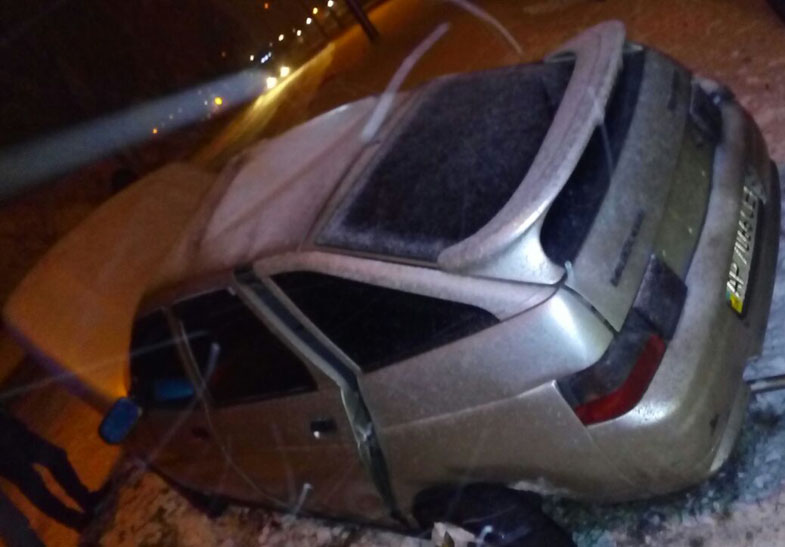У Запоріжжі водій розтрощив своє авто через слизьку дорогу - фото 4