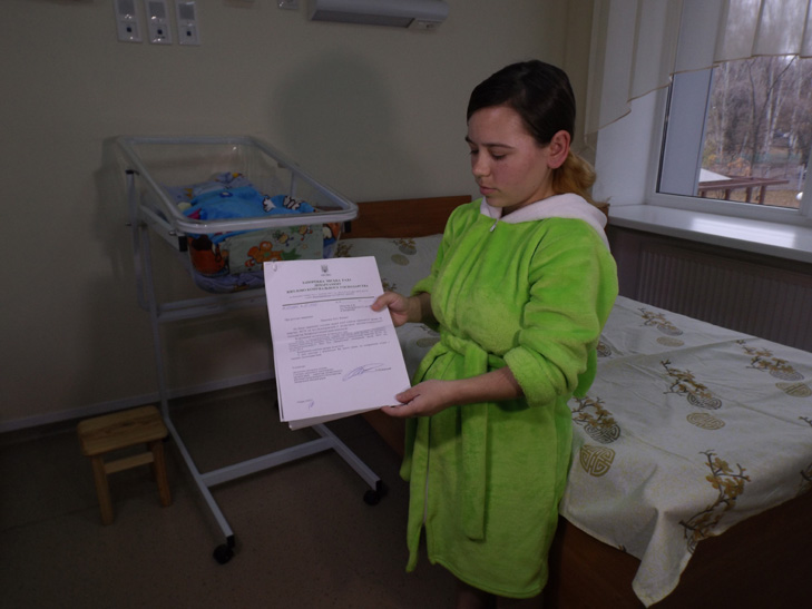 Найменшу маму-сироту в Запоріжжі залишили без житла (ФОТО, ВІДЕО) - фото 2