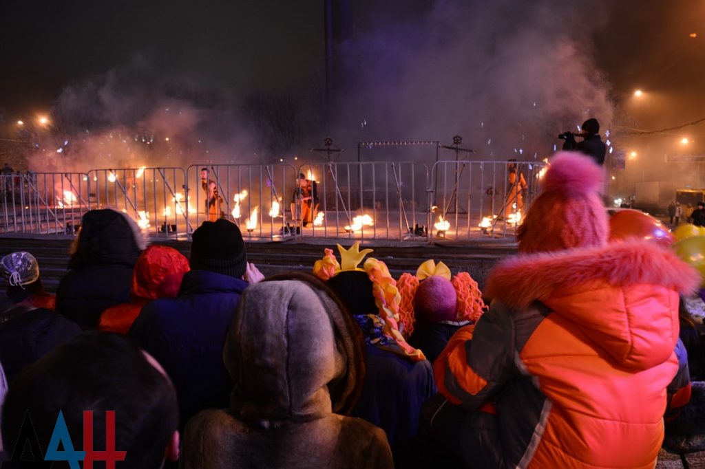 Як тисячі донеччан святкували Новий рік в центрі окупованого Донецька (ФОТО) - фото 3