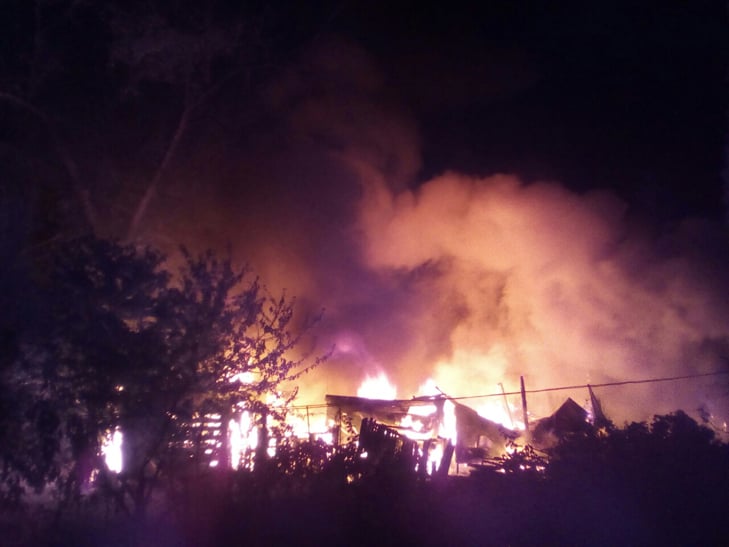 На острові Хортиця в масштабній пожежі горіли чотири будинки (ФОТО, ВІДЕО) - фото 2