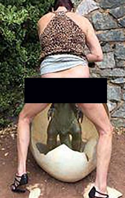 У Великобританії жінка серед білого дня згвалтувала плексигласового динозавра (ФОТО, 18+) - фото 1