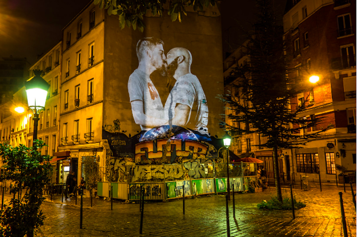 У Парижі знають: Понад сто французів показали, що таке справжній поцілунок - фото 1