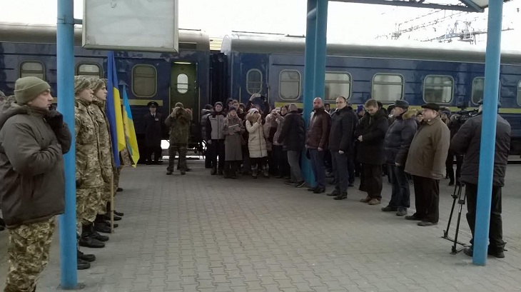 Потяг єднання, що у понеділок, 12 грудня, вирушив у свій четвертий рейс із Києва, сьогодні, 14-го, урочисто зустріли на залізничному вокзалі Запоріжжя-1 - фото 1