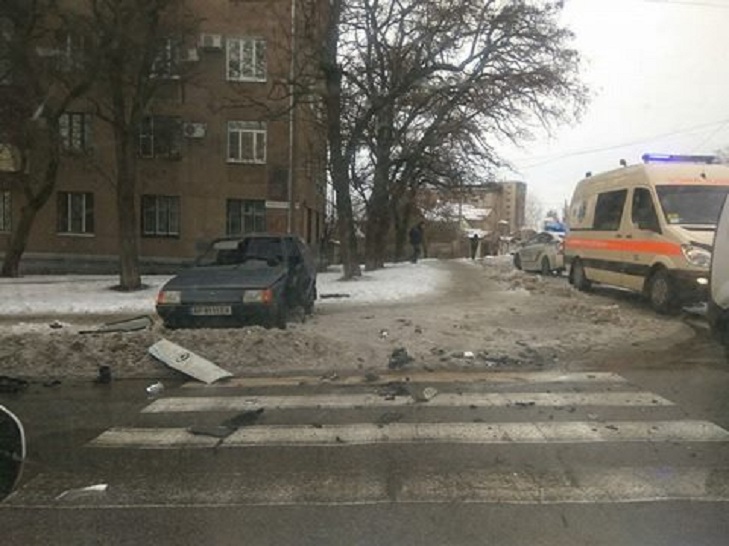 ДТП сталася на перехресті бульвару Шевченка і проспекту Гвардійського сьогодні, 14 січня, одного з пасажирів зажало в автівці - фото 2