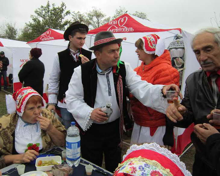 До найголовнішого свята запорозьких козаків долучилися півтисячі гостей з шести областей України - фото 9