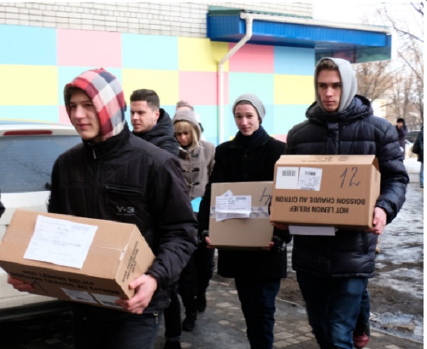 Школярі Дніпра відправили бійцям АТО до Різдва посилки з ліками - фото 1