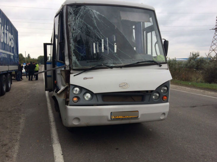 На Полтавщині пасажирський автобус на обгоні врізався у фуру - фото 1