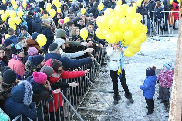 У Дніпрі небо розфарбували у кольори прапора України повітряними кульками - фото 1