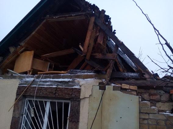 Пряме влучання снаряду бойовиків лишило жителя Авдіївки будинку (ФОТО) - фото 2