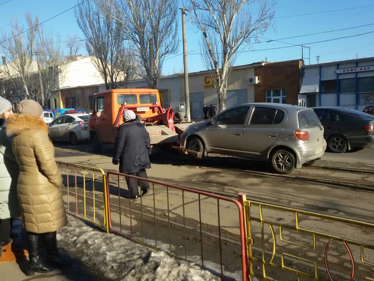 На одеському Пересипу жінка-"автохам" заблокувала рух трамваїв (ФОТО) - фото 1