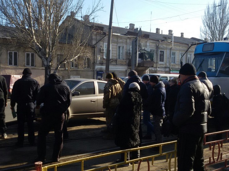На одеському Пересипу жінка-"автохам" заблокувала рух трамваїв (ФОТО) - фото 2