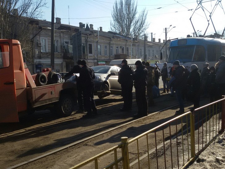 На одеському Пересипу жінка-"автохам" заблокувала рух трамваїв (ФОТО) - фото 4