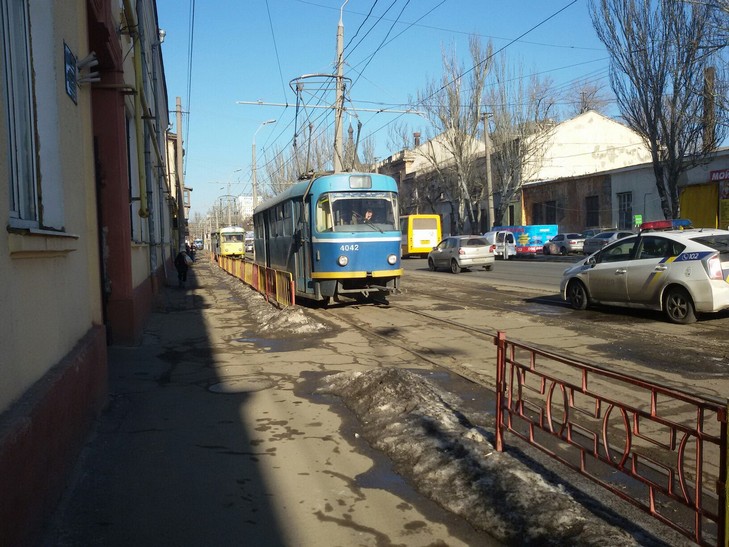 На одеському Пересипу жінка-"автохам" заблокувала рух трамваїв (ФОТО) - фото 5
