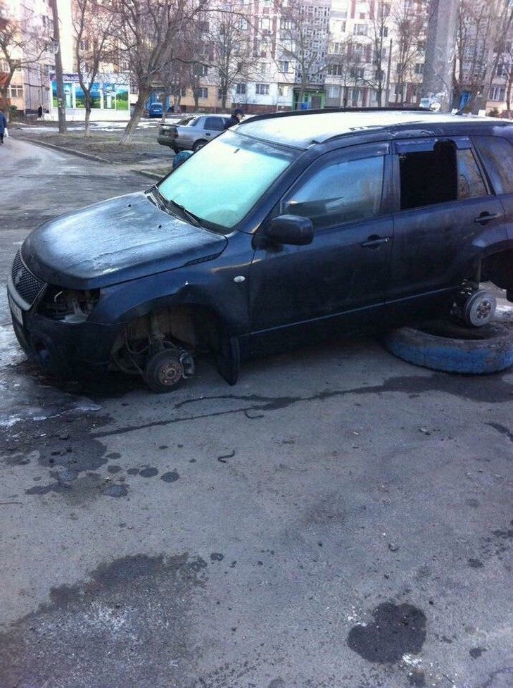 В одному з районів Одеси за ніч "роззули" десять автівок (ФОТО) - фото 4