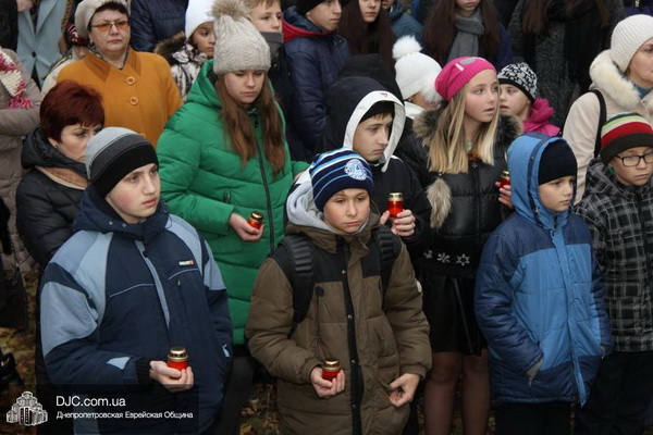 У центрі Дніпра євреї вшанували жертв розстрілів покладанням каменів - фото 1