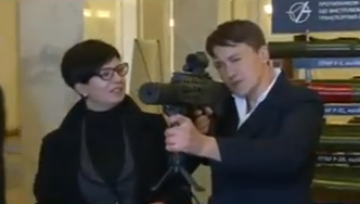 Як Савченко "приміряла" зброю у Раді  - фото 1