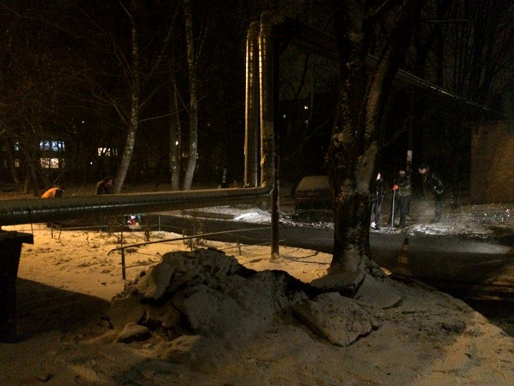 У Полтаві дорожні працівники асфальтують сніг - фото 1