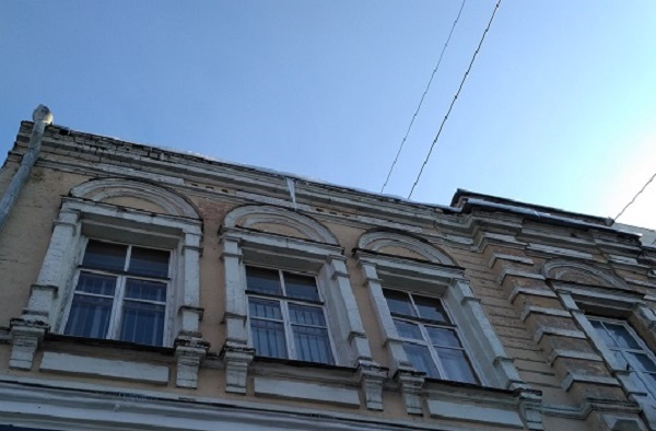 У центрі Дніпра з дахів і кондиціонерів звисає льодова загроза - фото 1