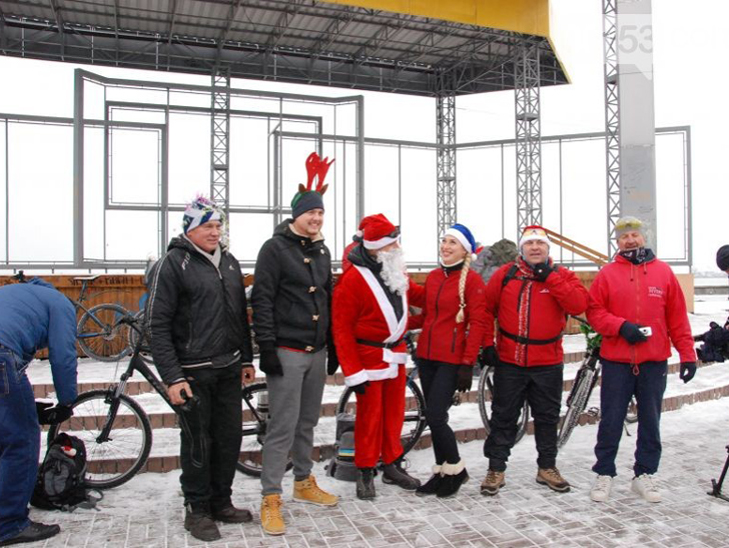 Велосипедисти Бердянська організували Новорічний велопробіг містом - фото 1
