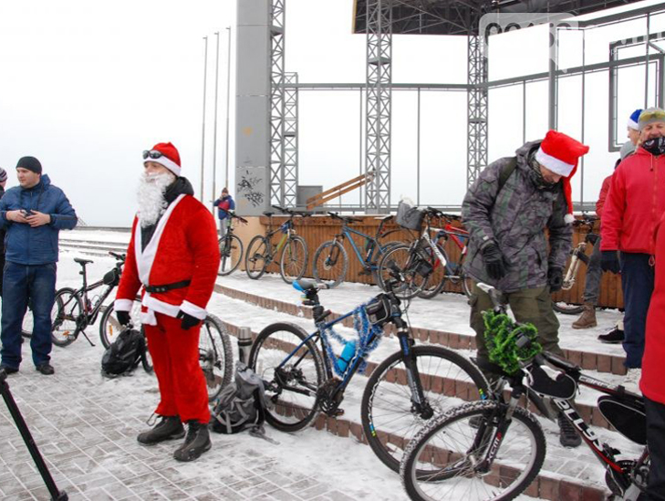 Велосипедисти Бердянська організували Новорічний велопробіг містом - фото 2
