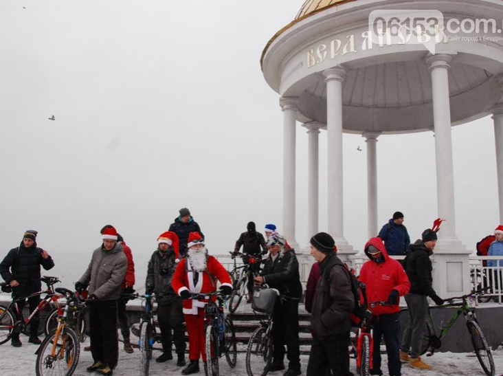 Велосипедисти Бердянська організували Новорічний велопробіг містом - фото 4