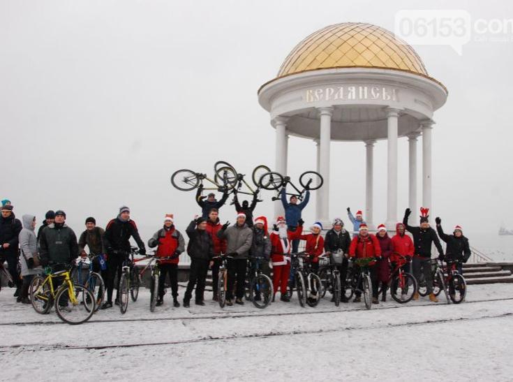 Велосипедисти Бердянська організували Новорічний велопробіг містом - фото 5