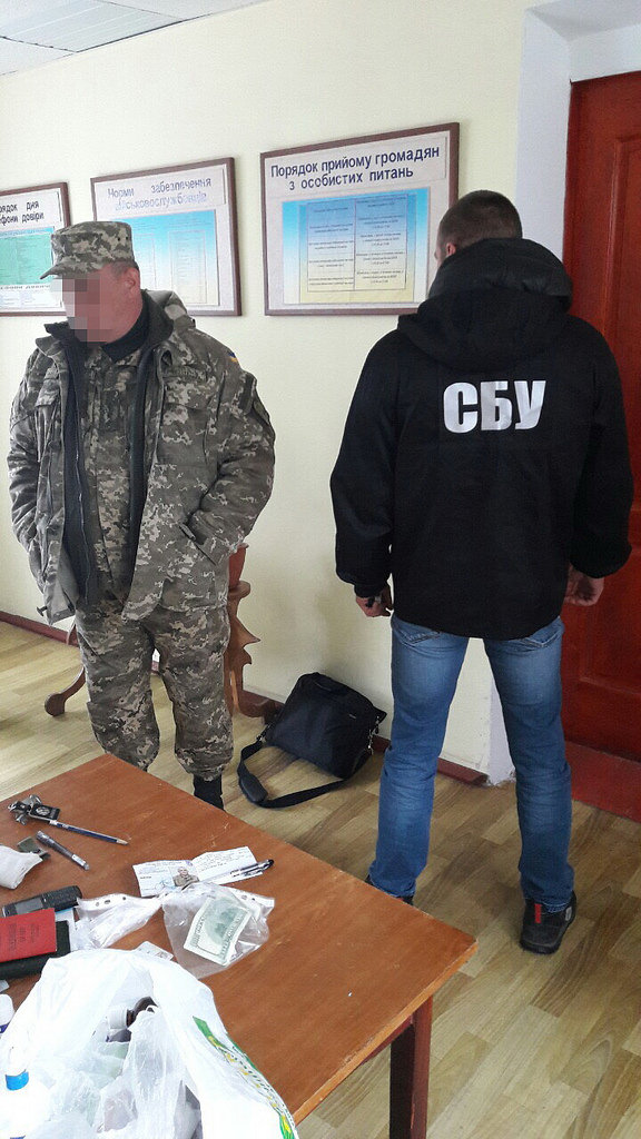 В Одесі СБУ затримала двох офіцерів, які "продавали" право служити за контрактом - фото 1