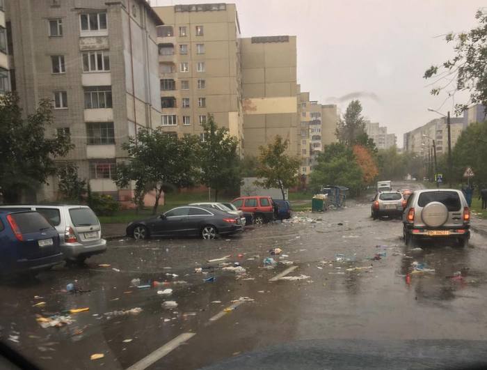 Львів затопило: містом течуть сміттєві ріки (ФОТО, ВІДЕО) - фото 5 Львів затопило: містом течуть сміттєві ріки (ФОТО, ВІДЕО) - фото 5