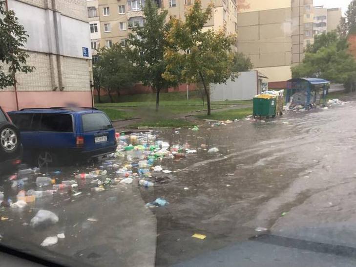 Львів затопило: містом течуть сміттєві ріки (ФОТО, ВІДЕО) - фото 4