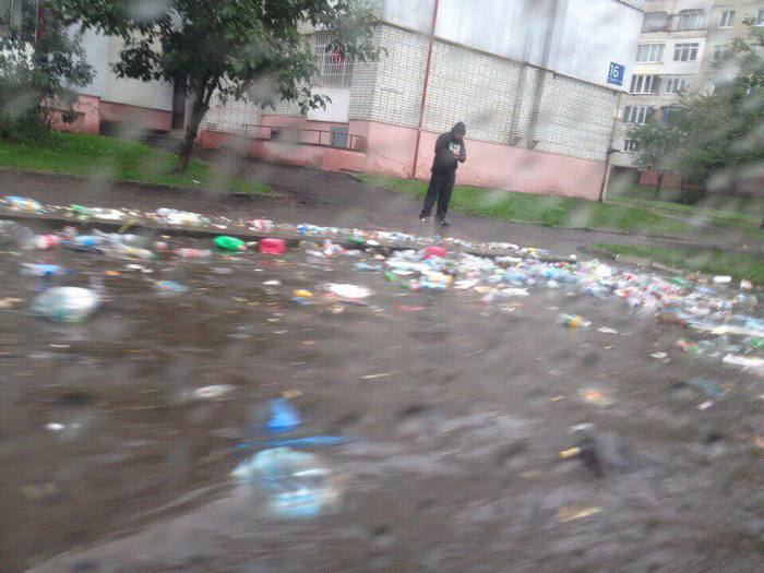 Львів затопило: містом течуть сміттєві ріки (ФОТО, ВІДЕО) - фото 6