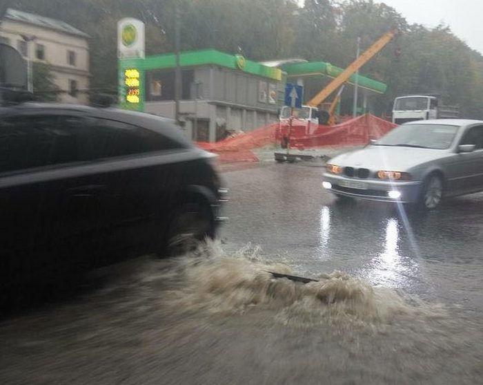 Львів затопило: містом течуть сміттєві ріки (ФОТО, ВІДЕО) - фото 2