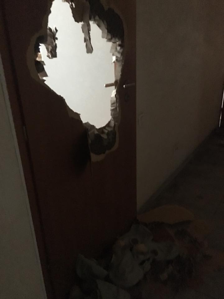 В Одесі злочинці розтрощили двері волонтерського центру (ФОТО) - фото 1