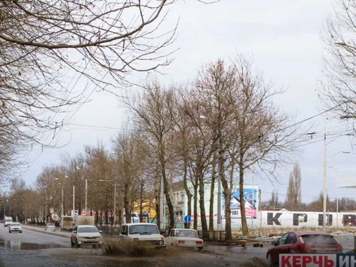 В окупованому Криму "потонула" відремонтована дорога  - фото 1