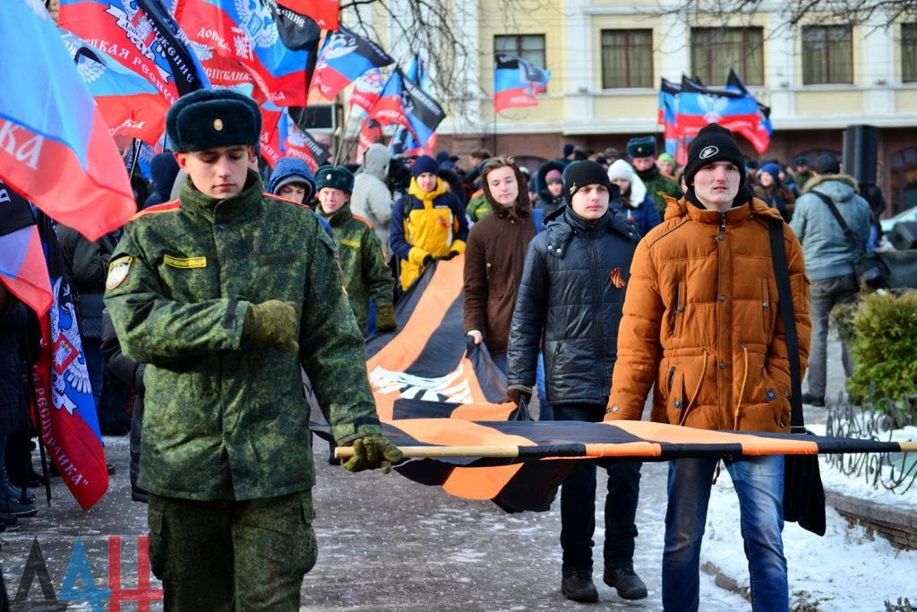 Як в окупованому Донецьку відсвяткували день "колорадської стрічки" (ФОТО) - фото 1