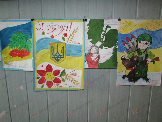 Бердянські діти подарували військовим український прапор - фото 1
