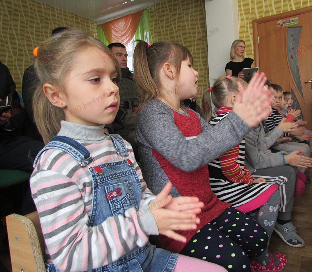 Бердянські діти подарували військовим український прапор - фото 9