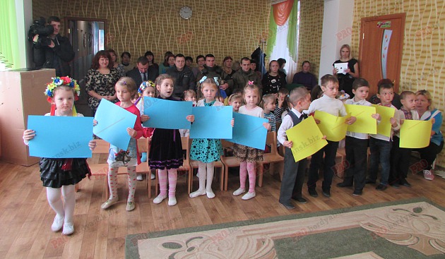 Бердянські діти подарували військовим український прапор - фото 3