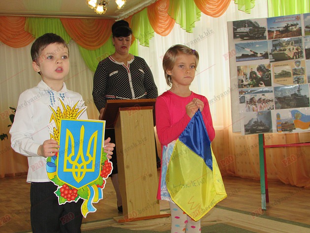Бердянські діти подарували військовим український прапор - фото 5
