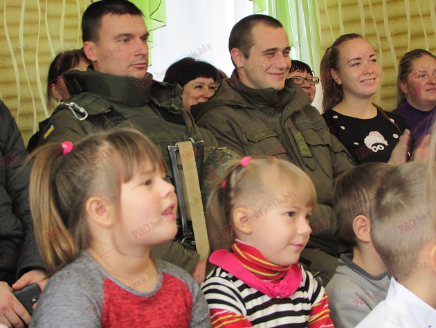 Бердянські діти подарували військовим український прапор - фото 6