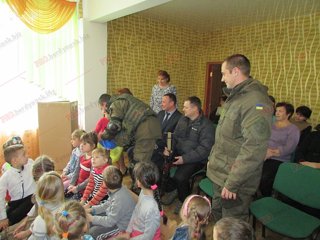 Бердянські діти подарували військовим український прапор - фото 7