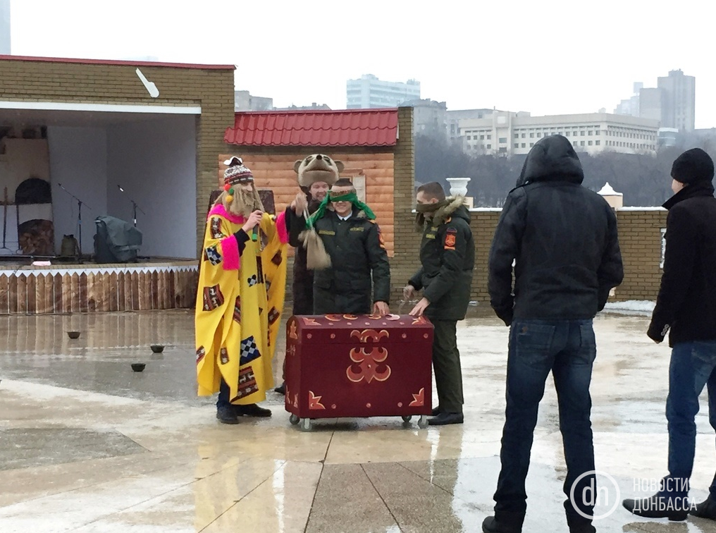 У Донецьку не склалося із святкуванням Різдва: усіх розігнав дощ (ФОТО) - фото 3