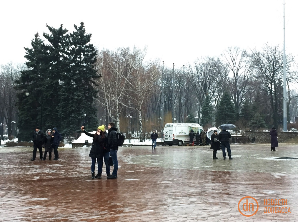 У Донецьку не склалося із святкуванням Різдва: усіх розігнав дощ (ФОТО) - фото 5