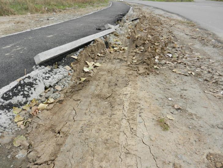 У Миколаєві безцеремонний водій фури зруйнував новенький тротуар - фото 1