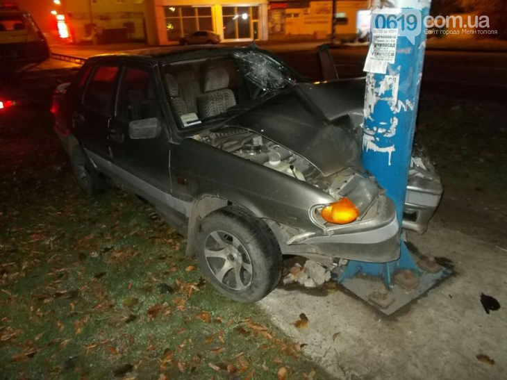 У Мелітополі водій розтрощив своє авто об рекламний борд - фото 1