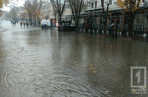 Внаслідок дощу в Одесі підтопило кілька вулиць, у місті численні затори сягають 9 балів - фото 1